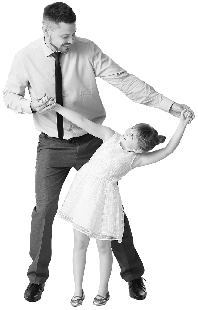 Eltern tanzen zusammen mit ihren Kindern